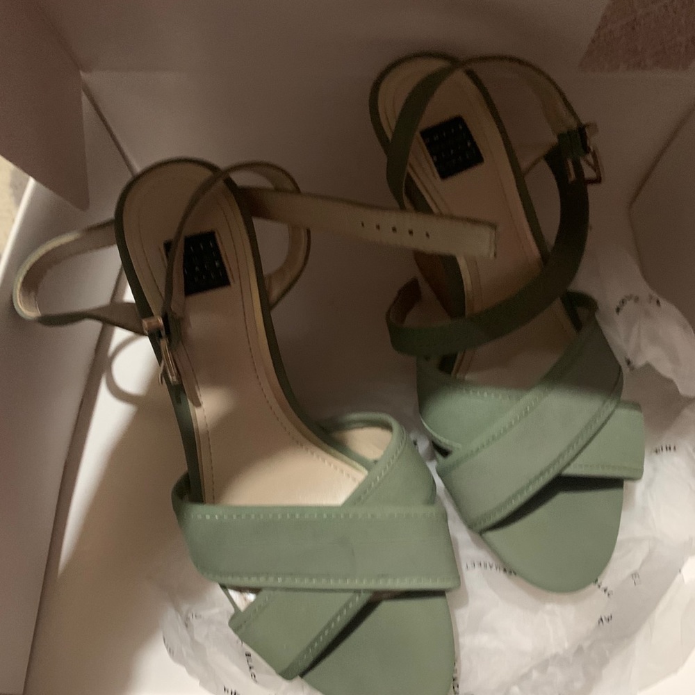 Beautiful White House Black Market Sandals - Picture 2 of 3
